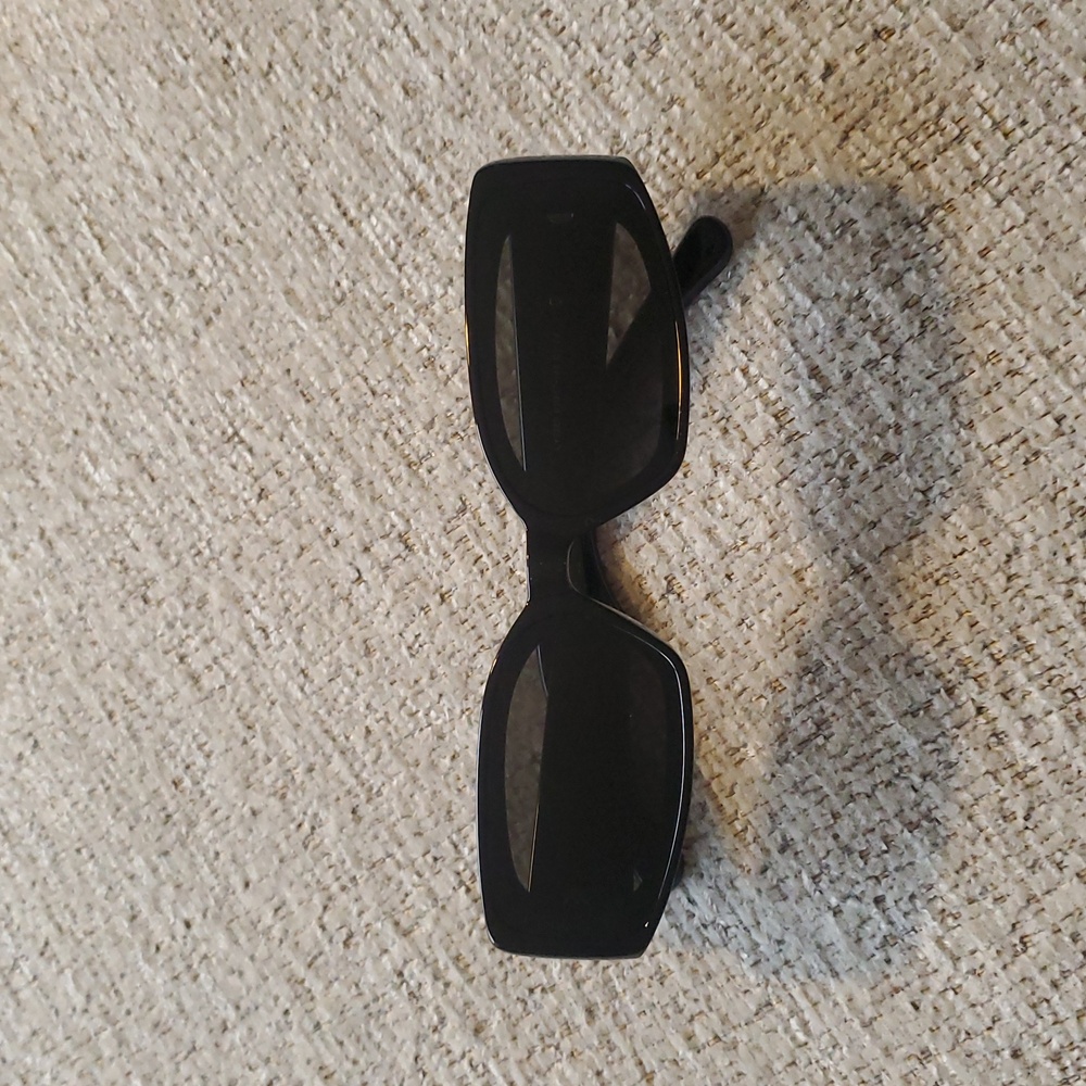 Sleek black sunglasses unisex